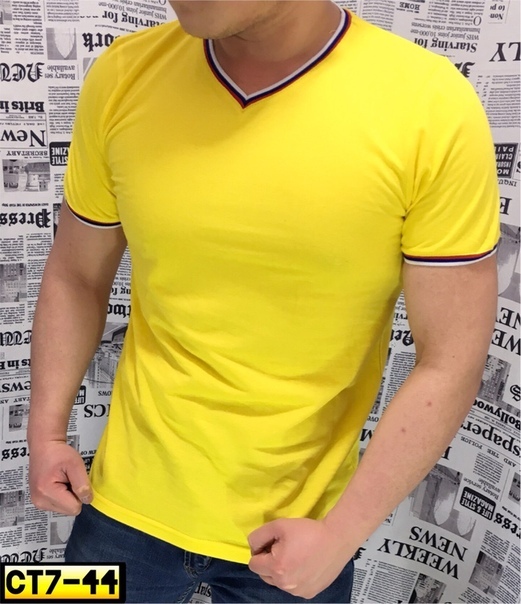 Озон футболки шорты. Желтая футболка мужская. Мужчина в желтой футболке. Футболка желтого цвета мужская. Футболка мужская комбинированная.