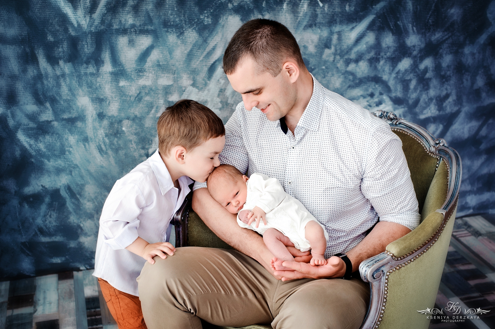 Папа живет с сыном. Семейная фотосессия. Фотосессия с малышом. Фотосессии с новорожденными. Семья с младенцем фотосессия.