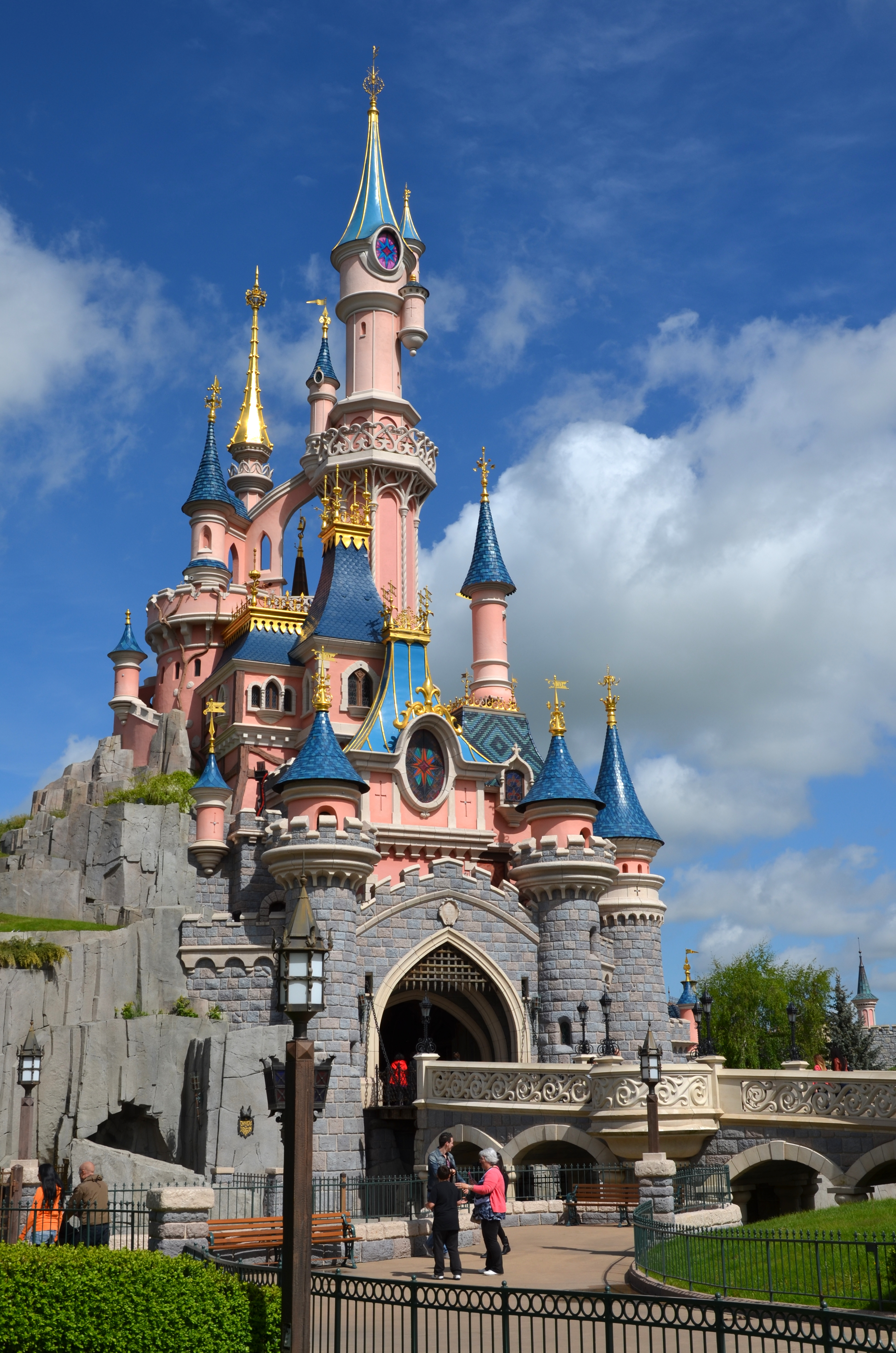 Диснейленд находится в городе. Парк Диснейленд. Где находится Disneyland в Америке. Парк Диснейленд в Америке. Сказочный замок в Диснейленде во Франции.