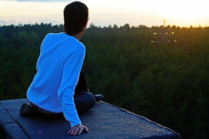 Пацан стоит спиной фото